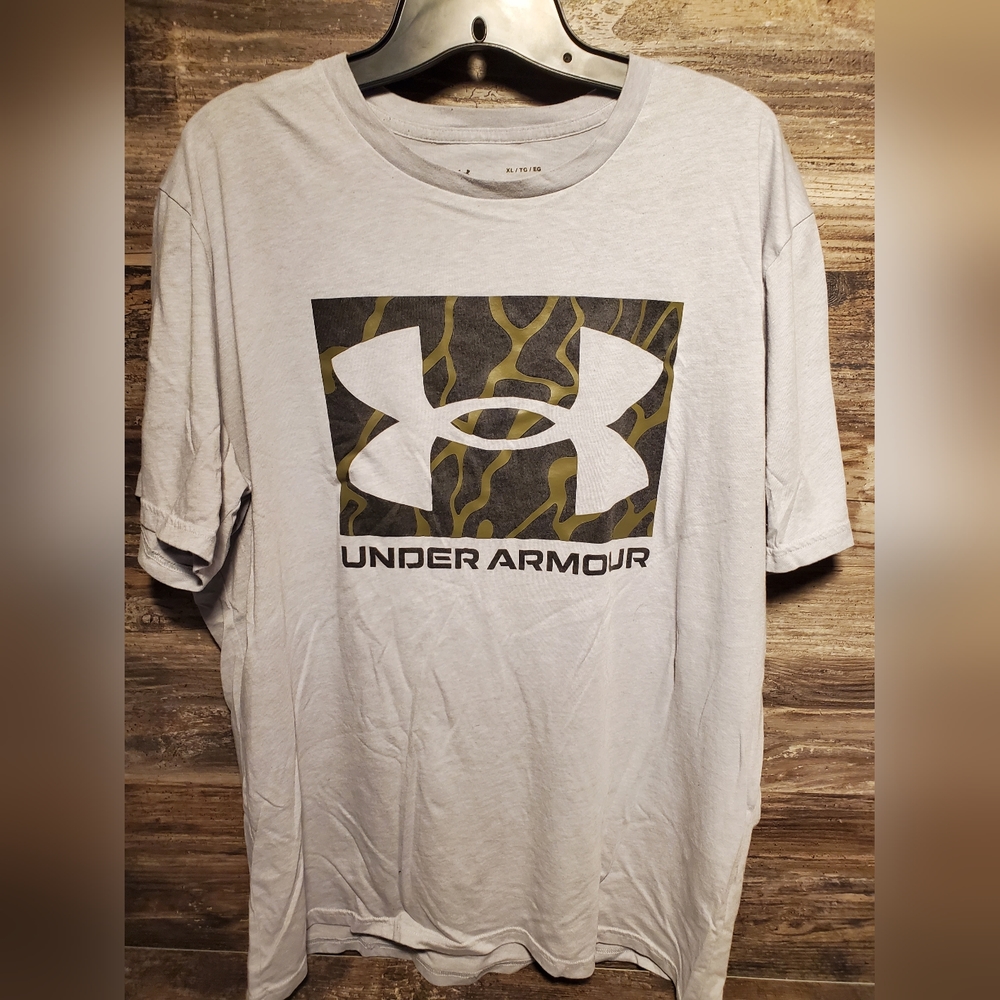 Under Armour T-Shirt Mens XL Gray Camo Crew Neck Short Sleeve‎ Logo LOOSE FIT